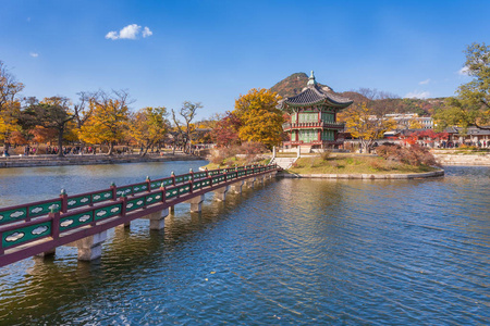 景福宫的秋天，湖蓝色的天空，首尔，韩国