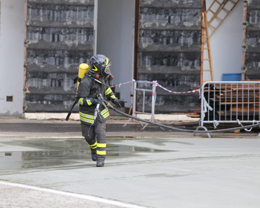 消防队员用呼吸器具和氧气缸运行