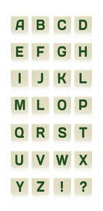 字母表上游戏方形塑料瓦块，孤立在白色背景上