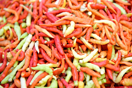 放在托盘出售的辣椒在市场上使用了好几种辛辣烹调的泰国宋卡府