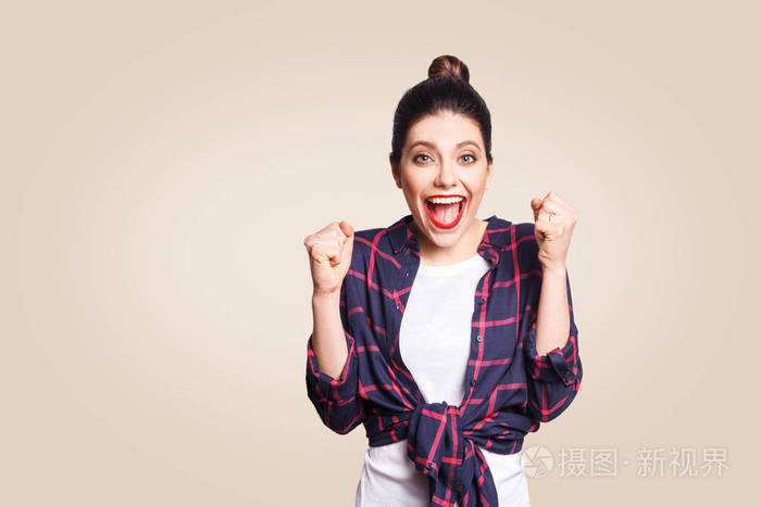 感叹 努力张大嘴和拳头同时庆祝成功快乐赢家欣喜若狂的年轻女子肖像