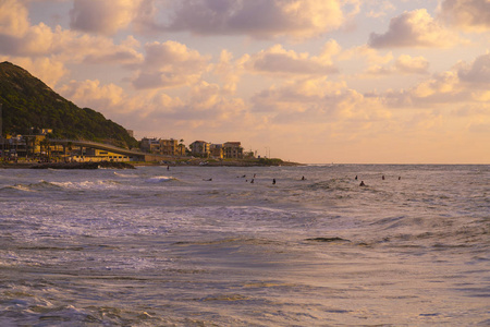 日落场面与 cloudscape 在地中海海岸的地平线, 以色列