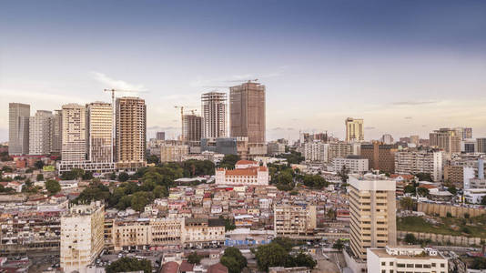 安哥拉罗安达边缘的空中照片。非洲. 新旧建筑的区别
