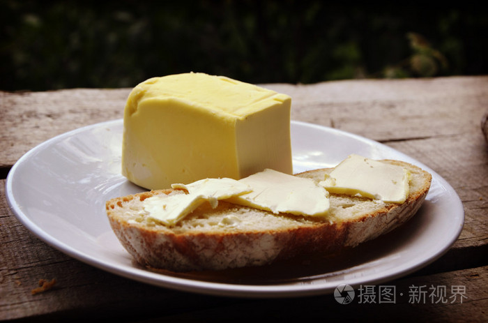 新鲜自制黄油涂面包上涂黄油