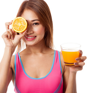 美丽亚洲健康女孩，橙汁和橙色水果