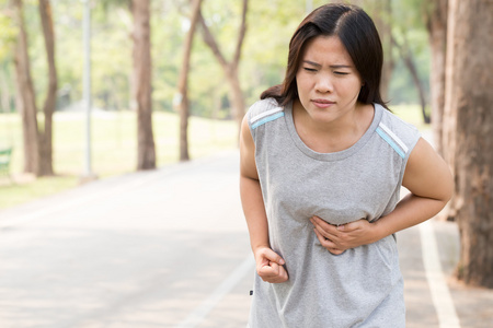 在慢跑的时候妇女胸部疼痛。运动损伤的概念