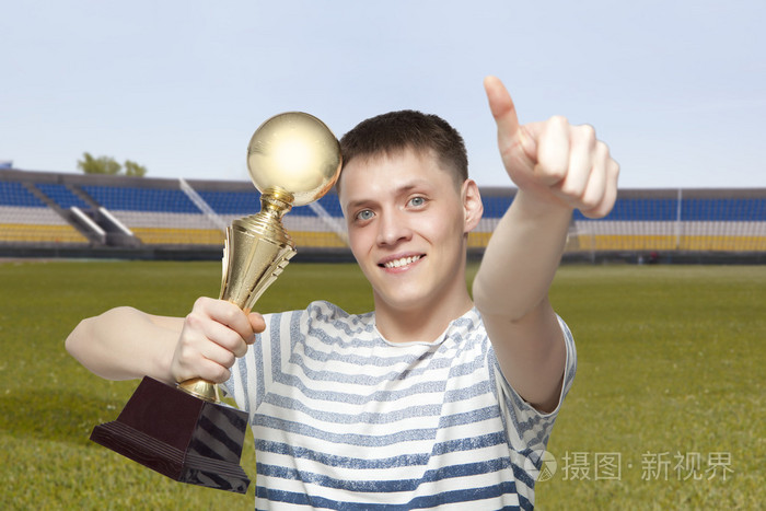 人举起金奖杯作为优胜者