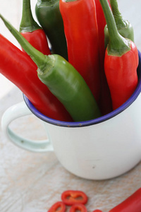 红色和绿色辣椒图片