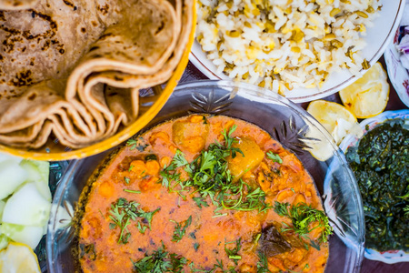 关闭视图 makhani 的印度餐盘午餐与切片黄瓜, 洋葱和哈里酸辣酱与印度和白色 Khichdi