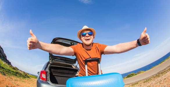 夏季假日 旅行 度假的概念   快乐有趣的人，显示这辆车附近竖起大拇指，准备旅行