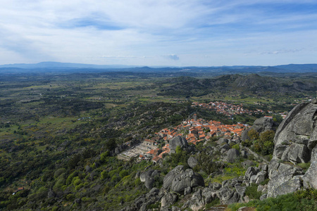 Sortelha 城堡和周围的山在 Sortelha 历史村庄葡