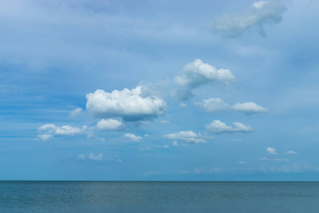 极小的海以极小的云彩和天空背景