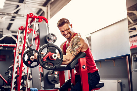 男子健美运动员做杠铃锻炼在健身房里的集。实时拍摄