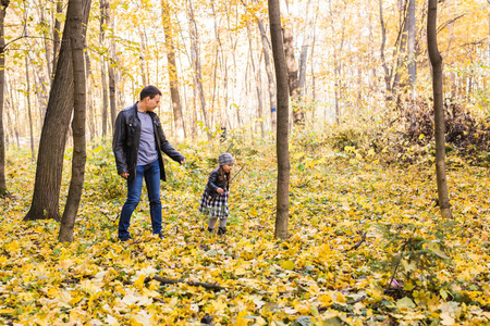 家庭, 秋天, 人的概念父亲和女儿在秋季公园散步