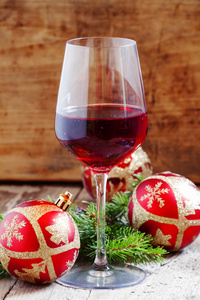 红酒中的玻璃 树枝和圣诞球