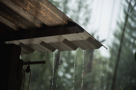 雨季节和水下落从屋顶