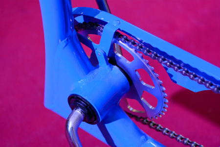 带有链条的自行车齿轮选择性聚焦。 五颜六色的特写镜头