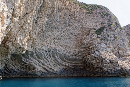 Liapades 天堂海滩在科孚岛 希腊。白垩岩沉积岩崖
