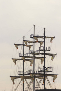灰色天空背景下的桅杆船图片