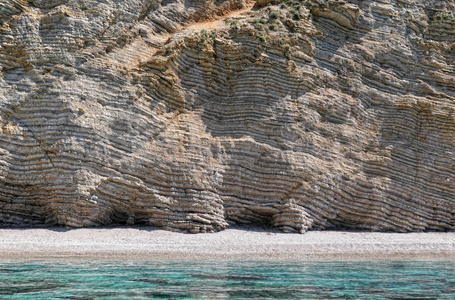 天堂海滩部分名称 Chomi 海滩 Liapades 在科孚岛 希腊。白垩岩沉积岩崖