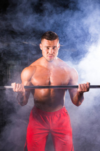 野蛮强运动型男性的肌肉健美英俊的男人在健身房锻炼肌肉锻炼健身概念背景打气