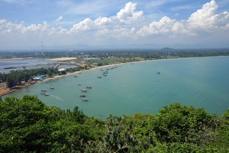 与许多渔船的海景