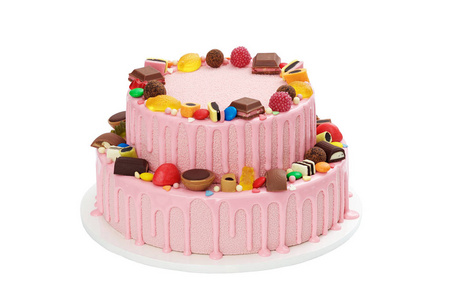 双层粉红色婴儿蛋糕, 用镜面釉和糖果装饰。使用修剪路径在白色背景上隔离