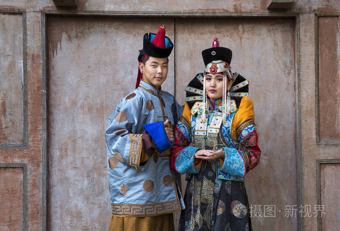 传统服饰的蒙古族夫妇照片-正版商用图片0rt15h-摄图新视界
