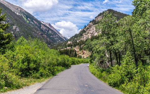 路在山上的落基山脉国家公园。自然在科罗拉多, 美国