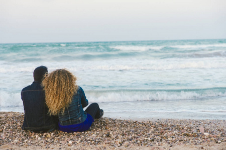 一对情侣坐在海边