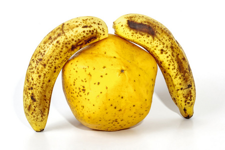 两个成熟斑点香蕉下的黄色爪爪