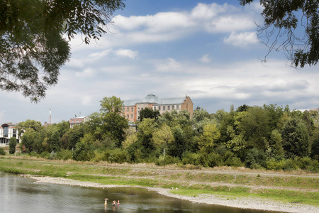 河 Uzh 在 Uzhgorod。尽管夏天浅, 它仍然游泳