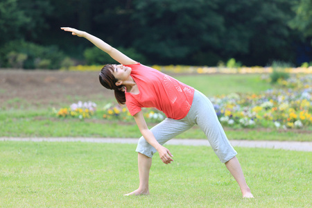 日本女人外面做瑜伽三角伸展式