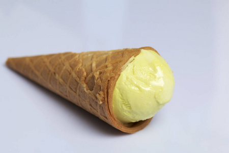 用华夫饼垫的冰淇淋。躺在白色的背景上