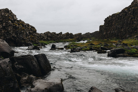 冰岛 Thingvellir 国家公园 , 在多云的天空经高地的美丽的山脉河流