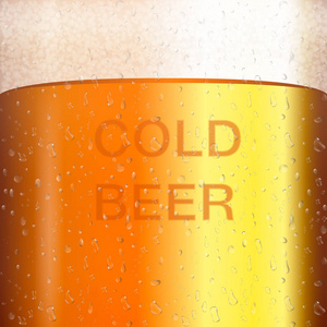 与透明泡上杯啤酒。黄色液体三维现实的矢量图。凝析油冷啤酒纹理