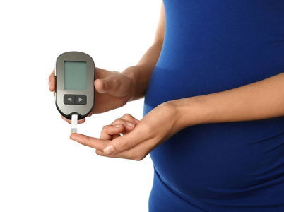 孕妇检查血糖水平与嘉在白色背景。糖尿病测试