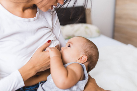 美丽的母亲母乳喂养她可爱的小宝贝