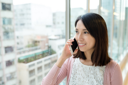 浅谈移动电话的女人