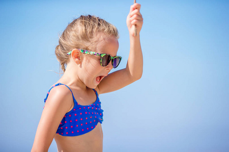 可爱的小女孩在热带海滩上煨度假玩得开心