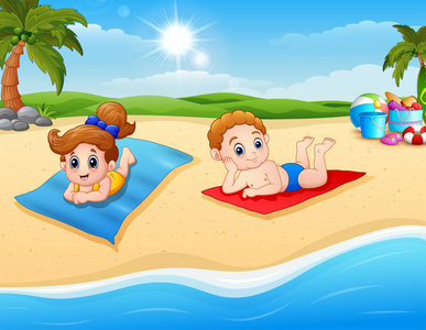 孩子们在沙滩垫上晒日光浴
