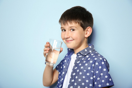 可爱的男孩喝水