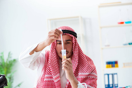 阿拉伯化学家检查饮用水质量图片