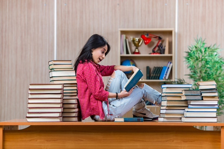 年轻的女学生准备大学学校考试