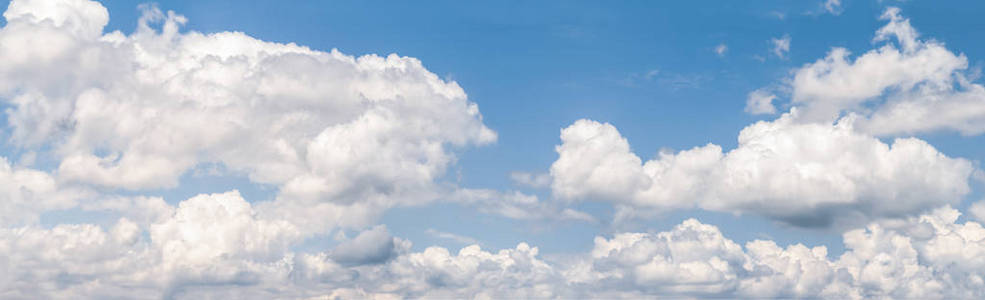 全景蓬松白云在蔚蓝的天空，梦幻般柔软的白云蓝天的衬托
