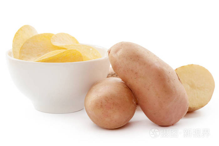 白底脆薯片和生土豆