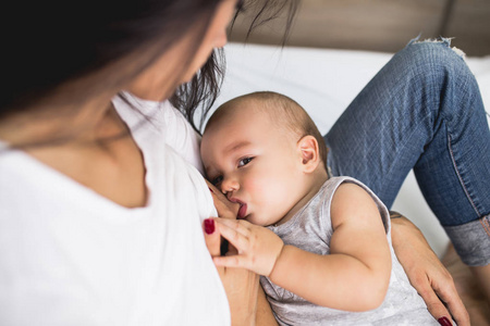 美丽的母亲母乳喂养她可爱的小宝贝