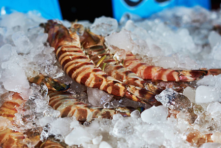 虎虾。在海鲜市场上的冰鲜虎虾。概念健康饮食的生活方式。新鲜海鲜。选择性聚焦