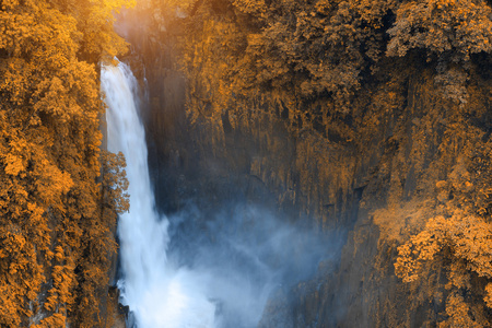 在考艾国家公园，泰国雨林 Haew Narok 瀑布