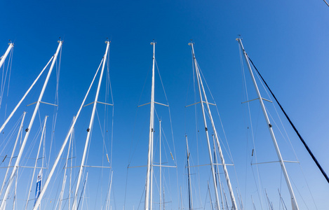 桅杆靠一片蓝天，船的桅杆上，在欧洲的城市，滨海